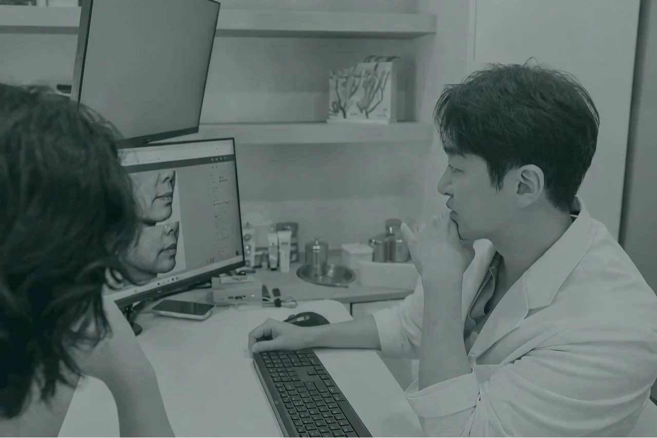 대표원장 한덕규의 상담하는 모습